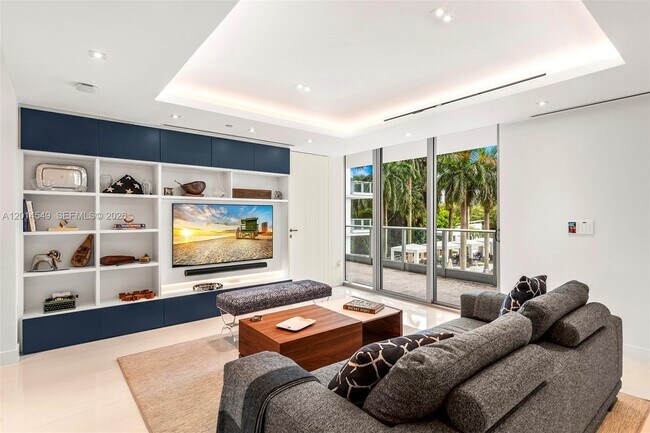 Building Photo - 2627 S Bayshore Dr