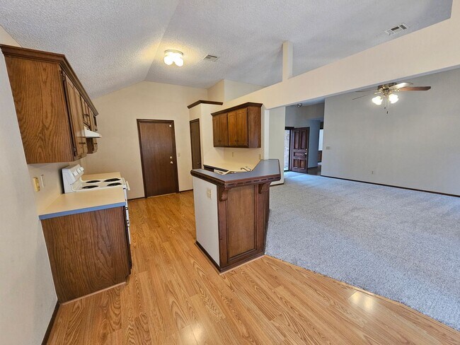 Building Photo - (3) Bed, (2)Bath Avail NOW! Cambridge Addi...