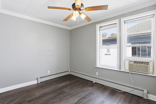 Building Photo - Beautiful Duplex with Charm