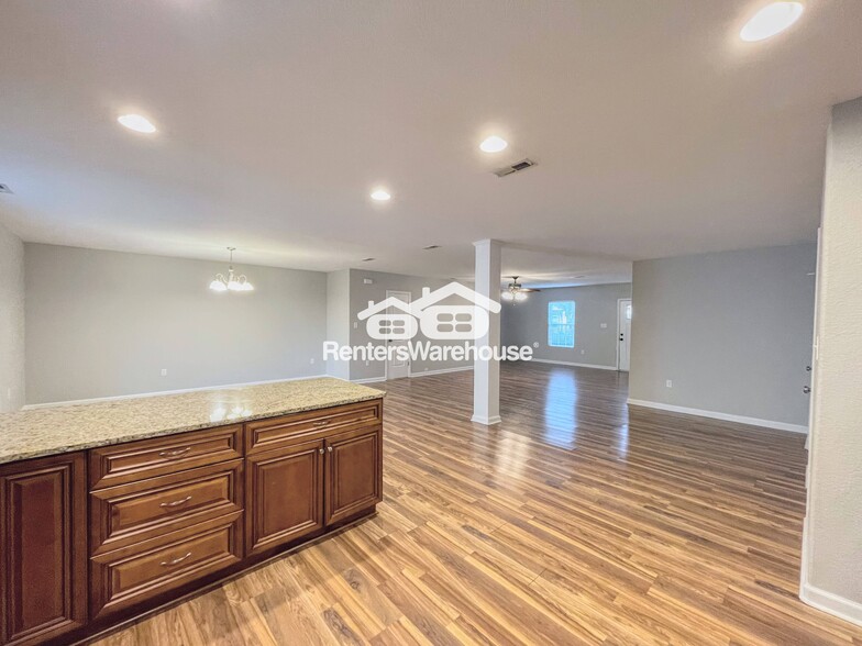 Building Photo - 3417 Peronne Ave