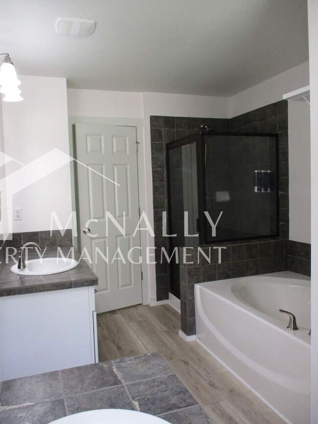 Building Photo - Spacious 3 Bedroom 3 Bath Home with Modern Amenities