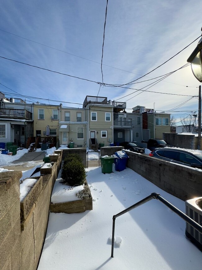 Building Photo - Charming 2 Bedroom/3.5 Bathroom Townhome in Canton, MD!