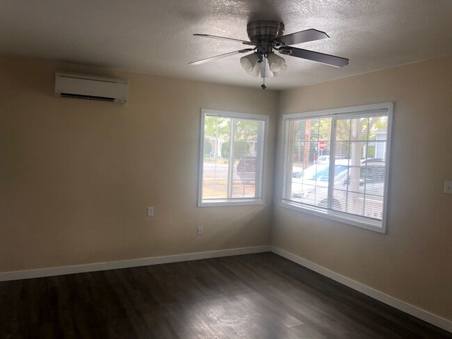Building Photo - 3-Bedroom 1-Bath (A/C) Private Back Yard - Garage $1,875 (Albany)