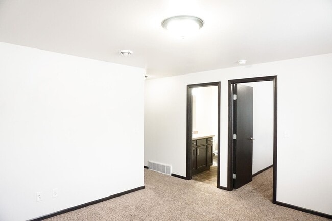 Building Photo - 3 Bed 3 Bath Twin Home