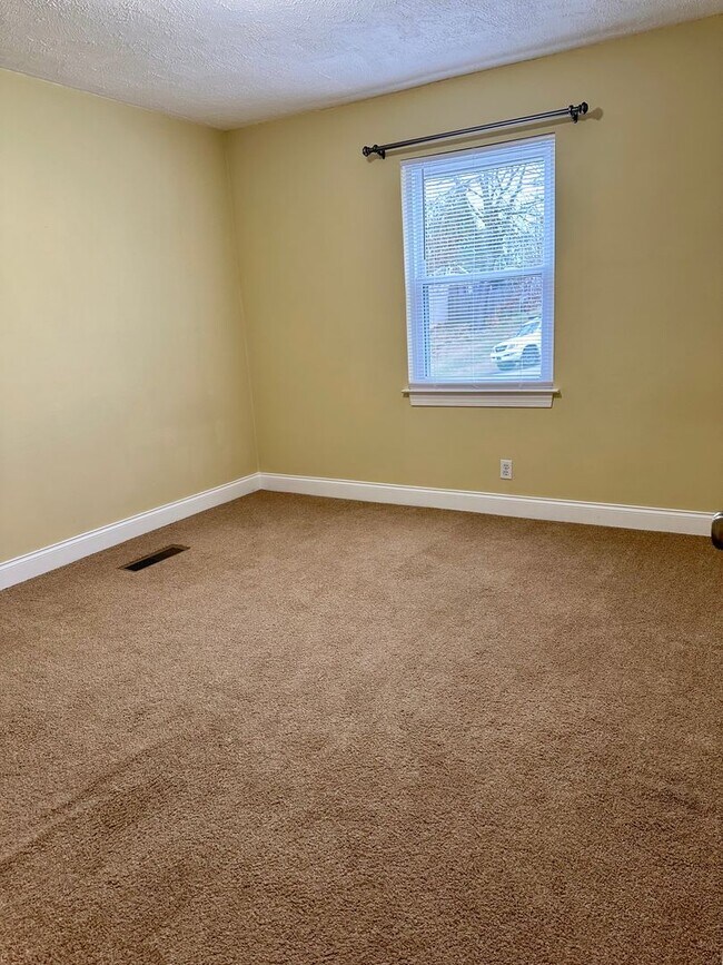 Building Photo - 3  bedroom 1.5 bath now available in Oolte...