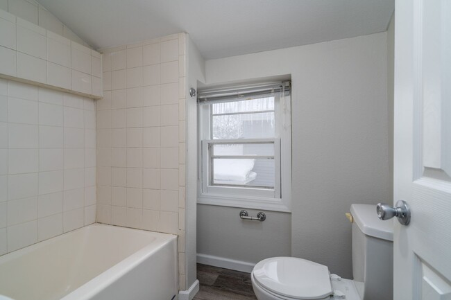 Building Photo - Recent Renovated 2-Bedroom Home, Pet Frien...