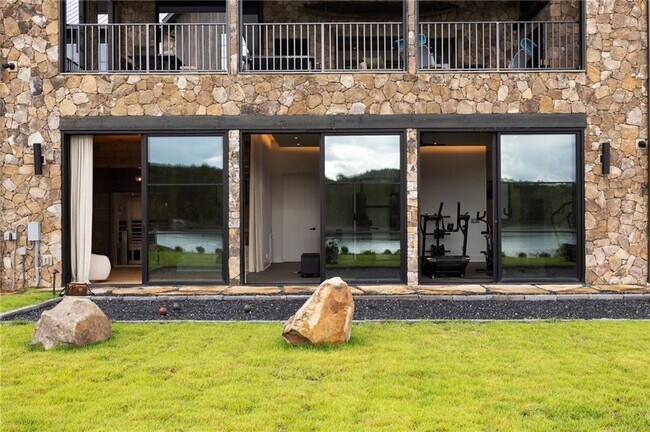 Building Photo - 725 Rocky Point Dr