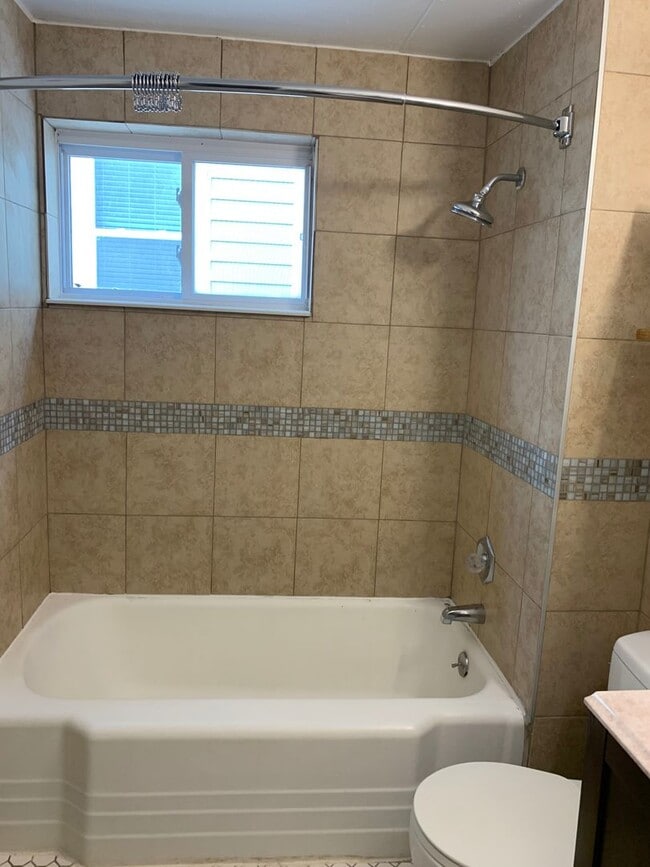 Building Photo - Royal Oak Duplex - Fairgrove