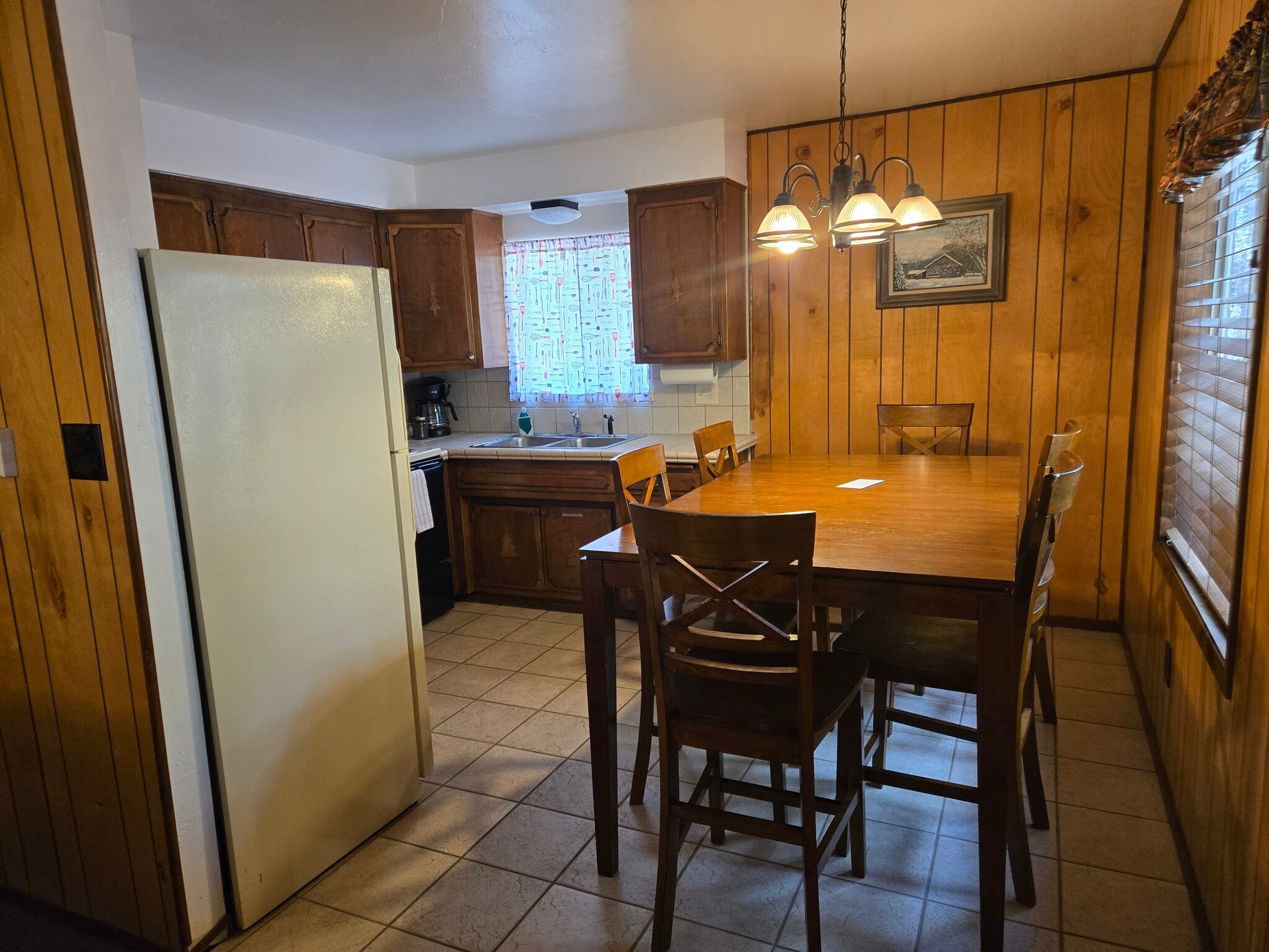 Cabin 2 Dining Area - 165 E White Mountain Blvd