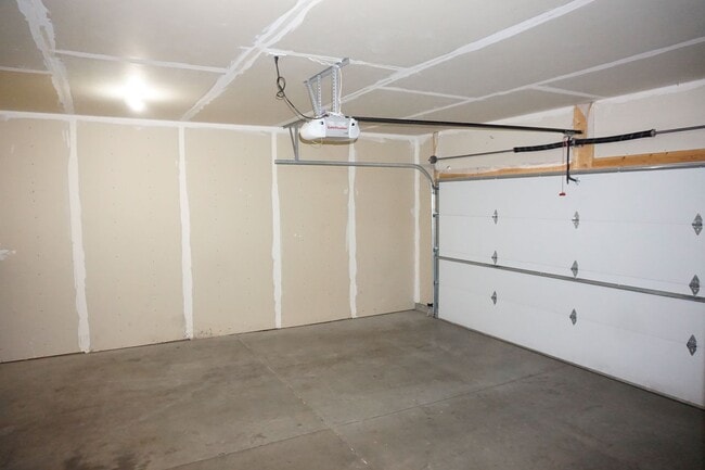 Building Photo - 3 Bed 3 Bath Twin Home