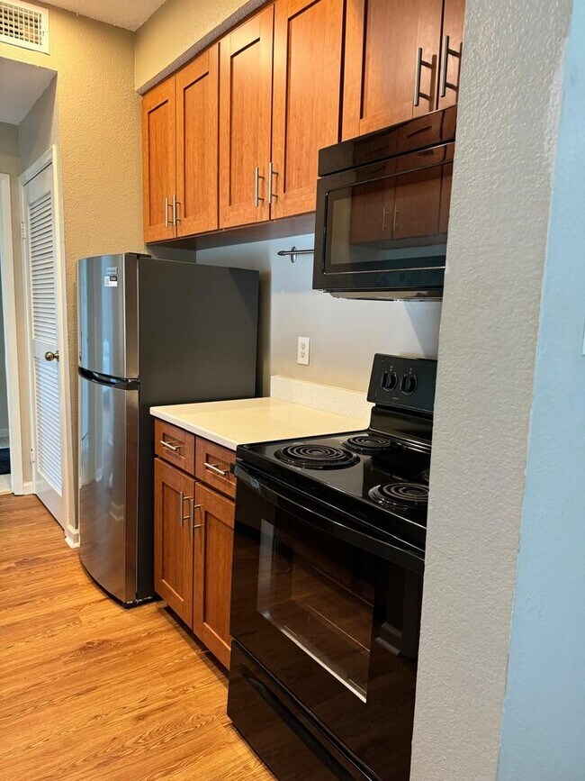 Building Photo - 1/1 Condo Walking Distance to UT