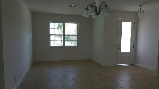 Building Photo - 1065 Vinsetta Cir