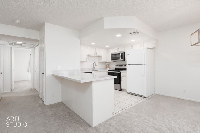 Building Photo - Beautiful upstairs 2-bedroom, 2-bathroom apartment