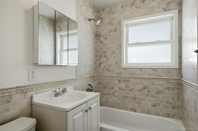 Building Photo - 35 Yennicock Ave