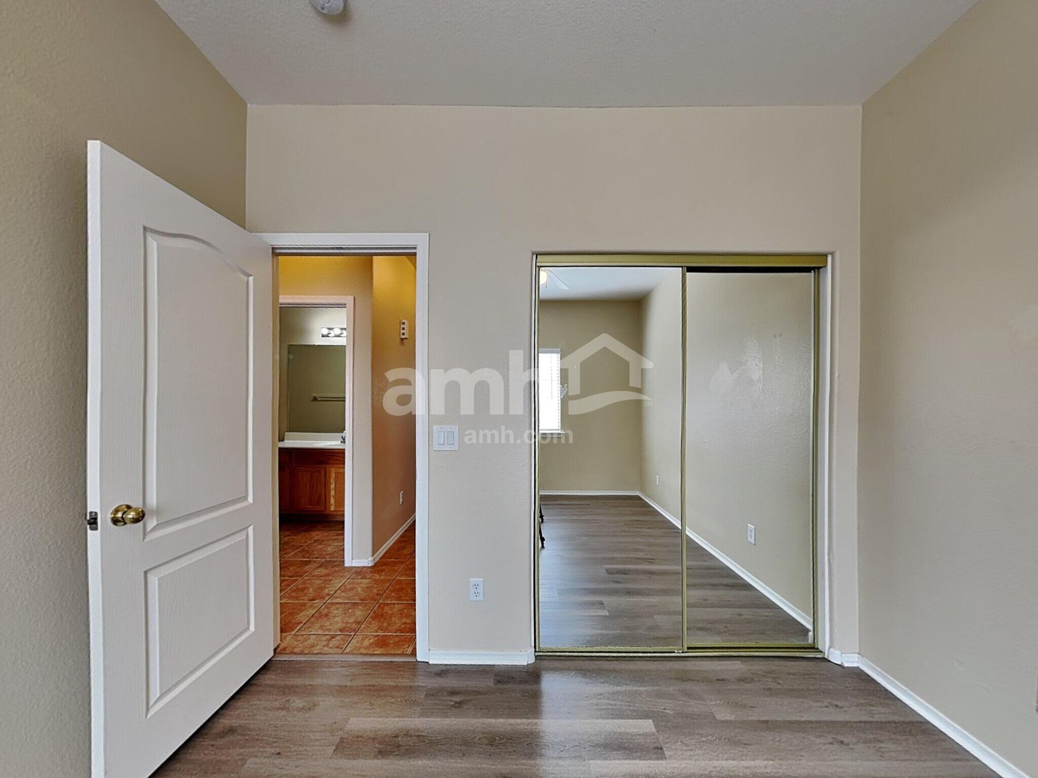 Building Photo - 11852 W Cambridge Ave