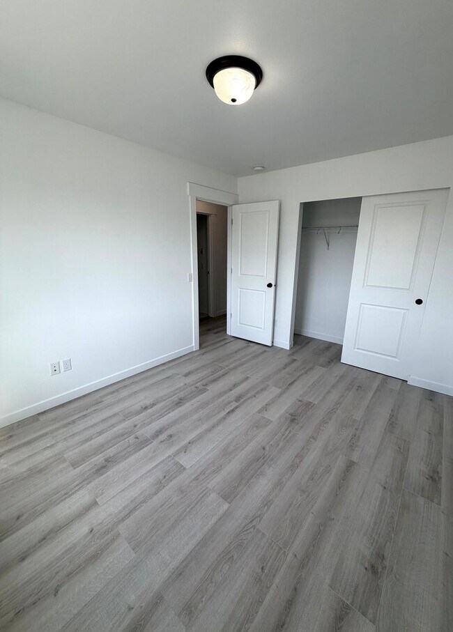 Building Photo - Newly remodeled 4 bedrrom 2.5 bathroom