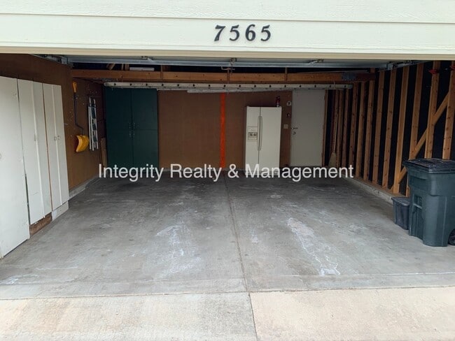 Building Photo - 7565 S Cove Cir