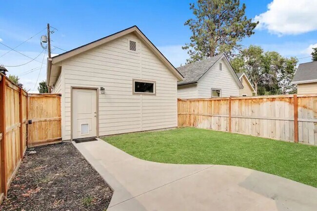Building Photo - Beautiful 3 bedroom Single Level Home _ Pe...