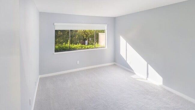 Building Photo - 42 Oakcrest Dr