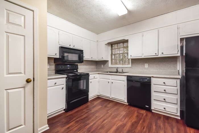 Building Photo - 6192 Pine Bluff Ct