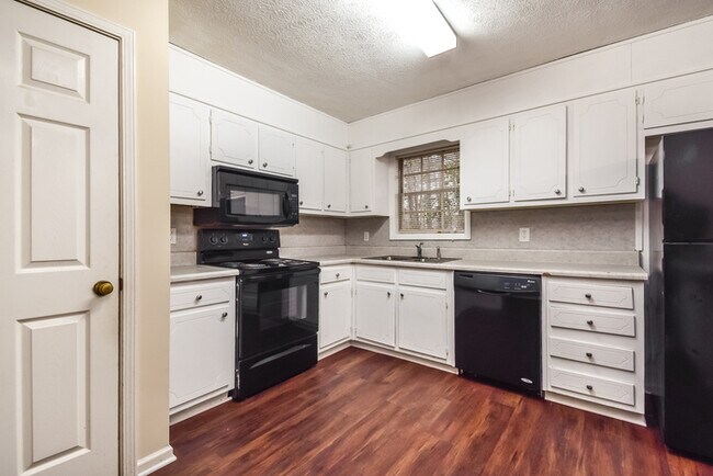 Building Photo - Charming 3-Bedroom Home