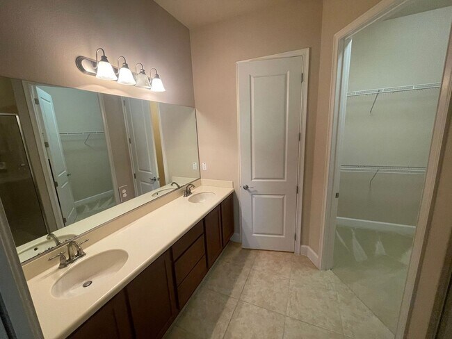 Building Photo - Beautiful 3 Bedroom 3 Bathroom home in Pla...