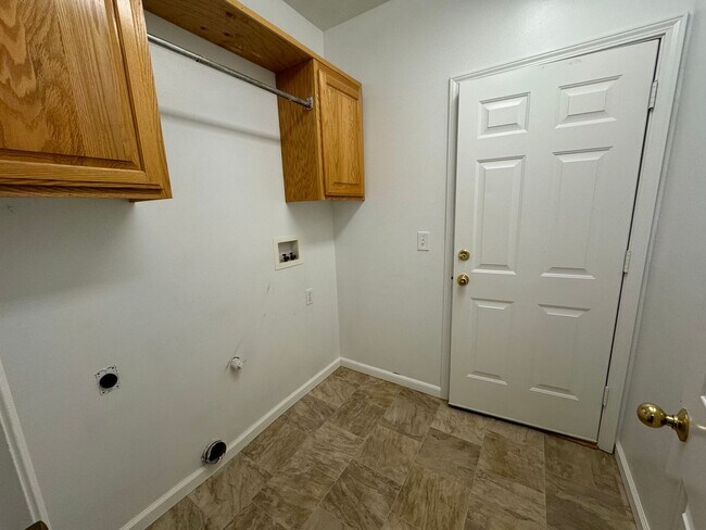 Building Photo - Beautiful 3 Bedroom In Eugene MOVE IN SPECIAL $300 off 1st month rent