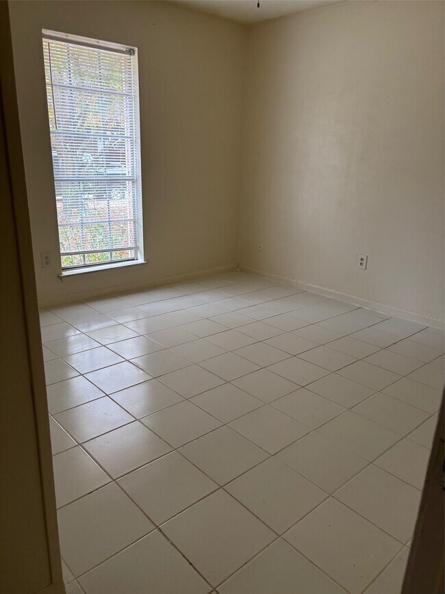 Building Photo - 2210 Buchanan Dr