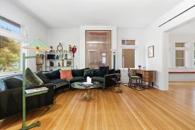 Building Photo - Stunning 5 Bedroom 2.5 Bathroom Home in Squirrel Hill