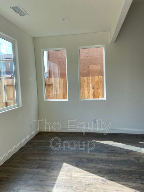 Building Photo - 1829 W Prescott Ave