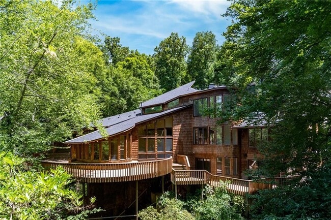 Building Photo - 120 Laurel Dr NE
