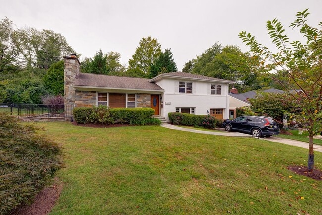 Building Photo - Furnished, Detached Home in Bethesda Alta ...