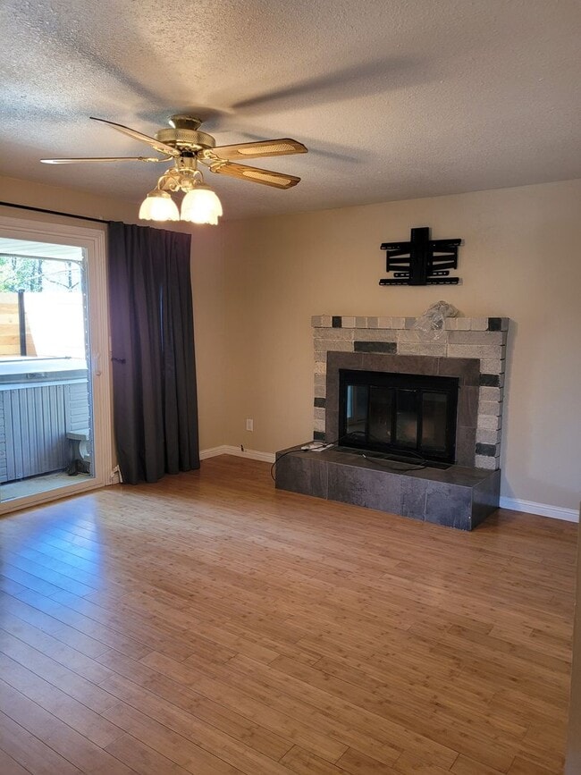 Building Photo - Pet Friendly Carson Home