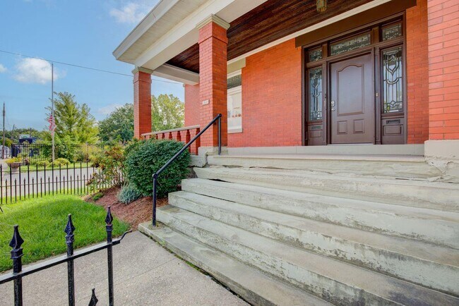 Building Photo - 1629 Hoffner St