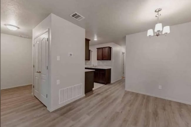 Building Photo - 613 Lost Trl