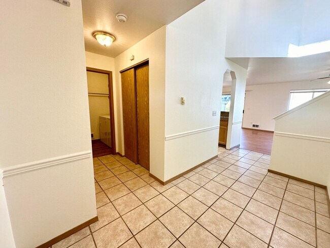 Building Photo - 2103 Yellowstone St