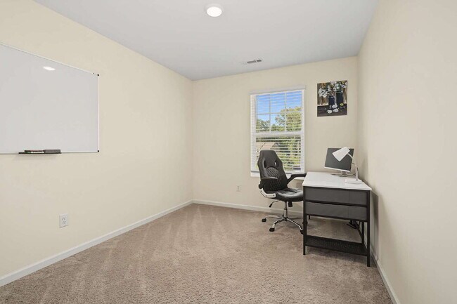 Building Photo - Furnished 3-Bed Townhouse in Durham