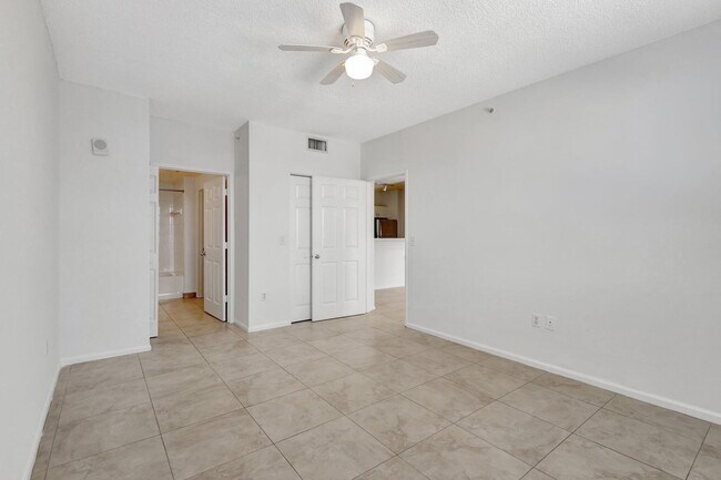 Building Photo - 720 S Sapodilla Ave