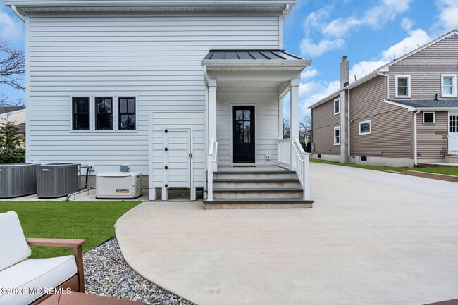 Building Photo - 2017 5th Ave