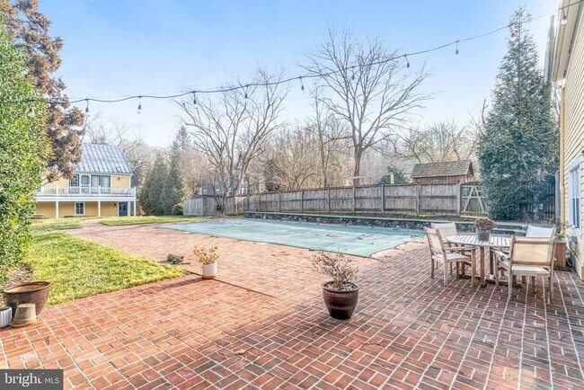 Building Photo - 7153 Main St