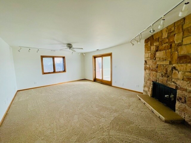 Building Photo - 960 S River Rd