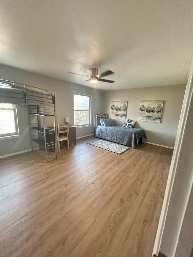 Building Photo - 300 Lucy Ln