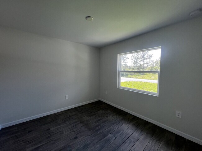 Building Photo - Haunt Your Dream Home: 3BR Duplex With Chi...