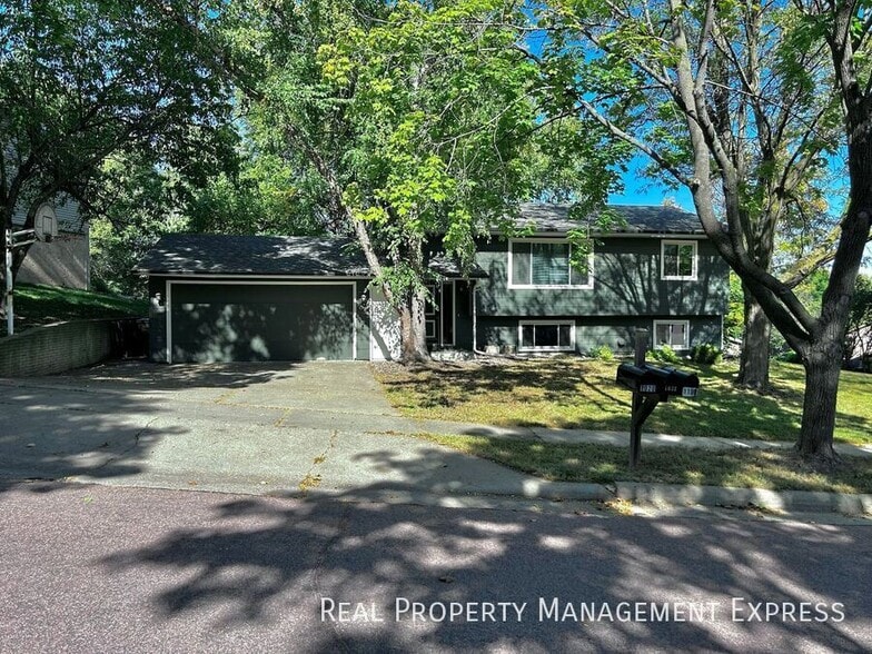 Primary Photo - 3 Bedroom 2 Bathroom Home with a Fireplace...