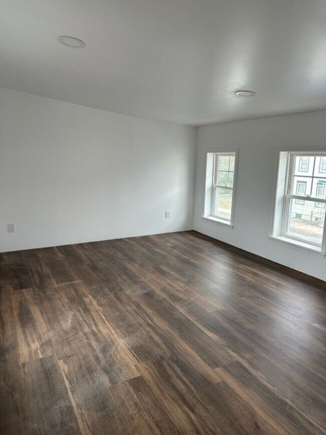 Building Photo - 129 E Market St