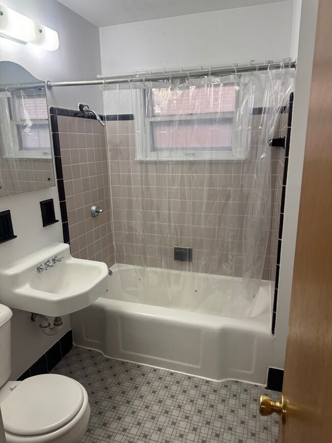 Building Photo - 6643 W Lisbon Ave