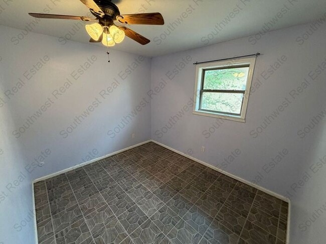 Building Photo - Spacious 3 bedroom 2 bath home