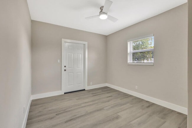 Building Photo - 1335 Lee St