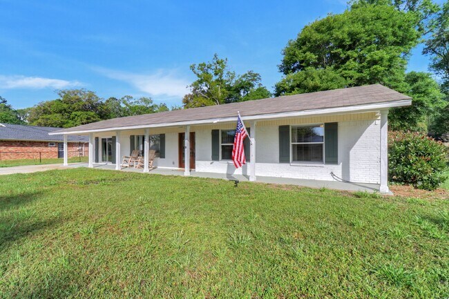 Building Photo - Charming 3-Bedroom Home with Granite Count...