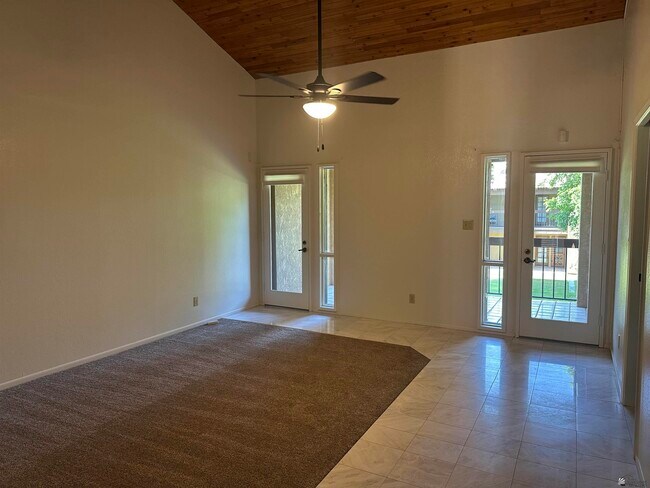 Building Photo - 800 E Country Club Dr